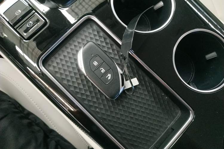 Used FORTHING Xinghai V9 2024 1.5TD 100km Chinese Knot Series Performance Edition Vehicle Key