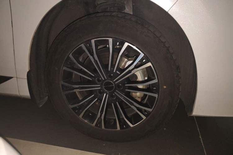 Used FORTHING Xinghai V9 2024 1.5TD 200km Chinese Knot Series Premium Edition Right Front Wheel Hub