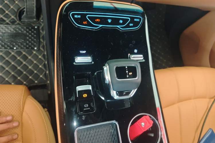 Used FORTHING Xinghai V9 2025 Model, 1.5TD 200km Qingyunti Series, Zunyue Edition Gear Lever