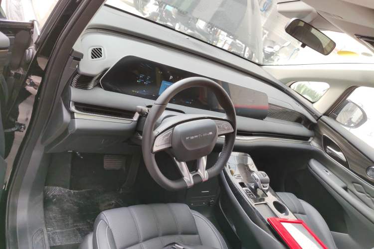 Used FORTHING Xinghai V9 2026 Model, Smart Enjoyment Series, 200km Flagship Edition Center Console