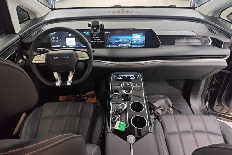 Used FORTHING Xinghai V9 2026 Model, More Enjoyment Series, 200km Comfort Edition Center Console