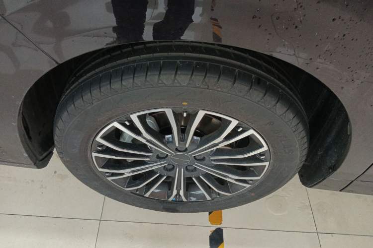 Used FORTHING Xinghai V9 2026 Model, More Enjoyment Series, 200km Comfort Edition Left Front Wheel Hub