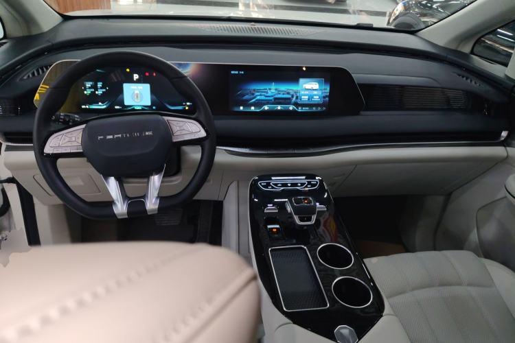 Used FORTHING Xinghai V9 2026 Model, More Enjoyment Series, 200km Comfort Edition Center Console