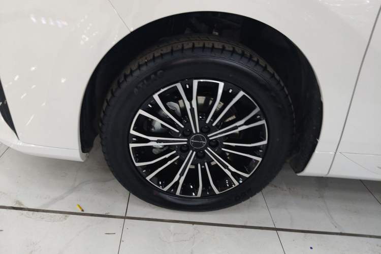 Used FORTHING Xinghai V9 2026 Model, More Enjoyment Series, 200km Comfort Edition Left Front Wheel Hub
