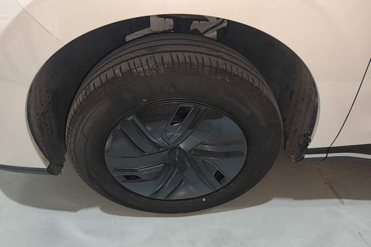 Used FORTHING Xinghai X5 2025 Model, 530 Executive Edition Left Front Wheel Hub