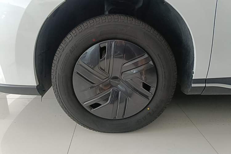 Used FORTHING Xinghai X5 2025 Model, 530 Executive Edition Left Front Wheel Hub