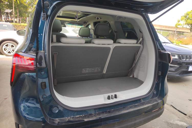 Used FORTHING Yacht 2022 1.5T DCT Chasing Wind Edition Trunk