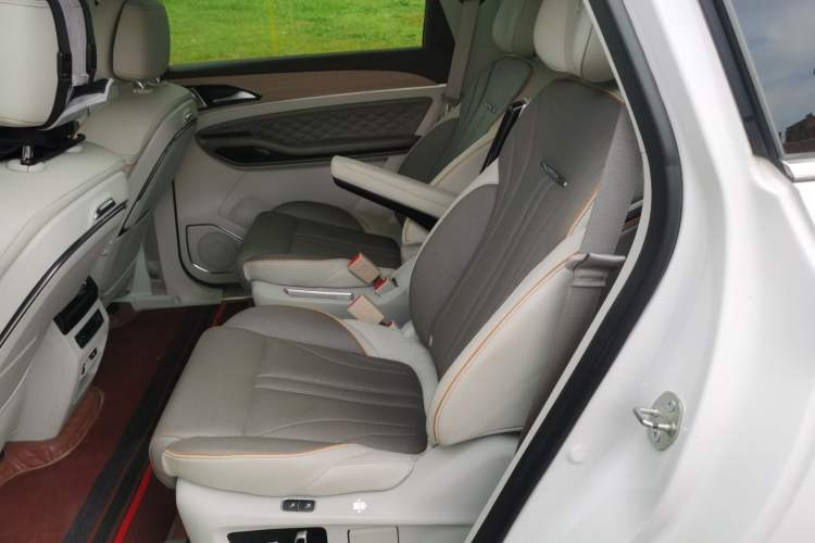 Used FORTHING Yacht 2022 1.5T DCT Chasing-the-Waves Edition Left Rear Seat