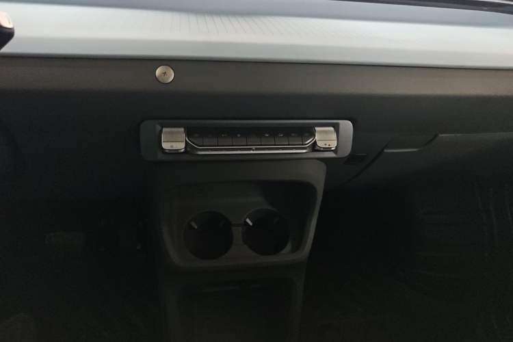 Used Foton Fengjing i9 2025 Model—Multi-purpose Long-axle Front-wheel-drive, CATL 50.23 kWh, Zhiyuan Edition, Flat Roof, Single Tire, 6 Seats Audio And AC Panel
