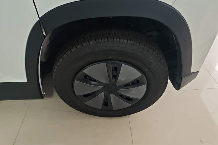 Used Foton Fengjing i9 2025 Model—Multi-purpose Long-axle Front-wheel-drive, CATL 50.23 kWh, Zhiyuan Edition, Flat Roof, Single Tire, 6 Seats Right Front Wheel Hub