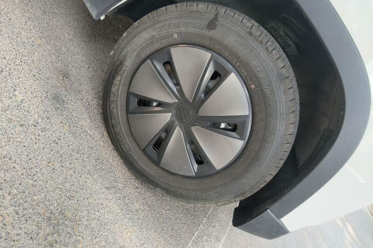 Used Foton Fengjing i9 2025 Model—Professional Logistics Long-axle Front-wheel-drive, CATL 50.23 kWh, Zhiyuan Edition, Flat Roof, Single Tire, 2 Seats Right Front Wheel Hub