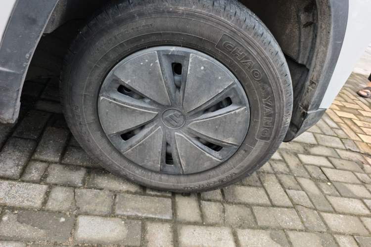 Used Foton Fengjing i9 2025 Model: i9+ Professional Logistics Long-Wheelbase Front-Drive, Aiyike 60.37 kWh, Smart Journey Edition, Flat Roof, Single Tire, 2 Seats Right Front Wheel Hub