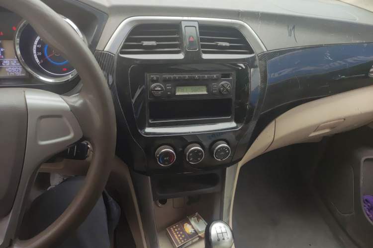 Used Foton Gatu ix5 2018 1.5L Comfort Model DAM15DL Audio And AC Panel