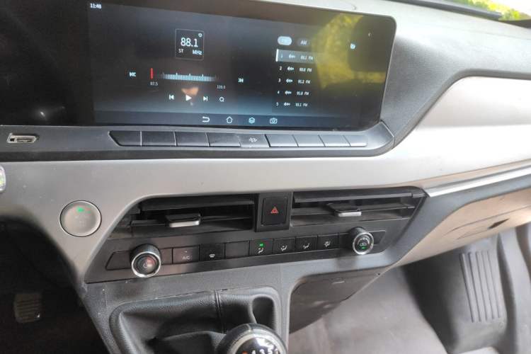 Used Foton Hi-VAN 2023 2.0T Manual Long-Wheelbase Mid-Height Rear Single Tire 7-Seater Audio And AC Panel