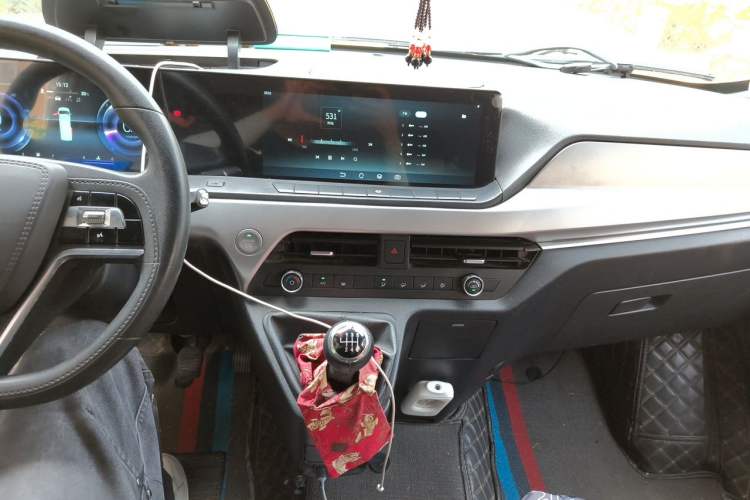 Used Foton Hi-VAN 2024 2.0T Manual Long-Wheelbase Mid-Top Rear Single Tire 5/6/7/9-Seater Audio And AC Panel