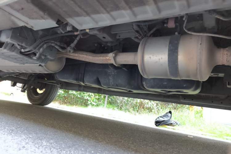 Used Foton Hi-VAN 2024 2.0T Manual Long-Wheelbase Mid-Top Rear Single Tire 5/6/7/9-Seater Chassis Front Right