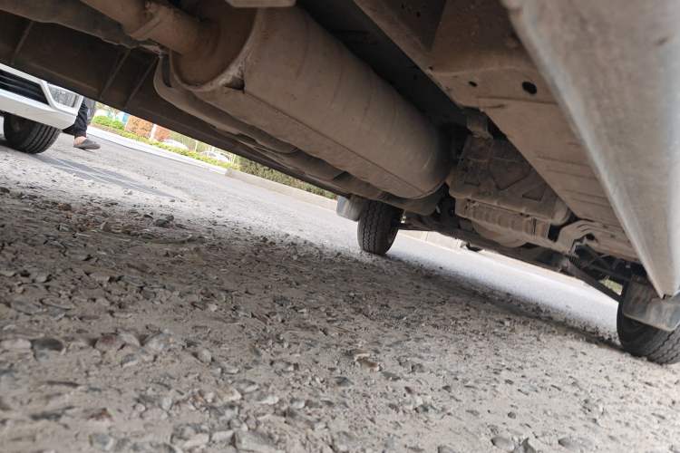 Used Foton Hi-VAN 2024 2.0T Manual Long-Wheelbase Mid-Top Rear Single Tire 5/6/7/9-Seater Chassis Rear Right
