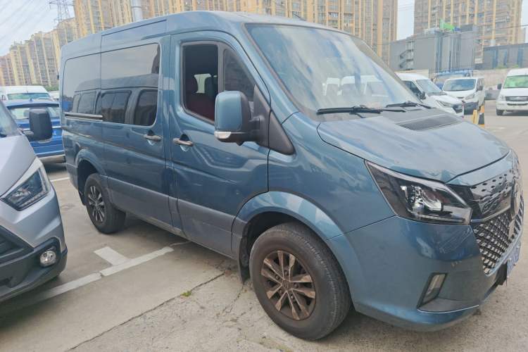 Used Foton Hi-VAN 2024 2.0T Automatic Short Wheelbase Flat Roof Rear Single Tire – Available in 5/6/9-Seater Configurations Exterior 2