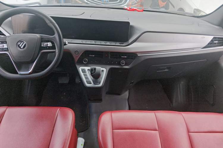 Used Foton Hi-VAN 2024 2.0T Automatic Short Wheelbase Flat Roof Rear Single Tire – Available in 5/6/9-Seater Configurations Interior 3