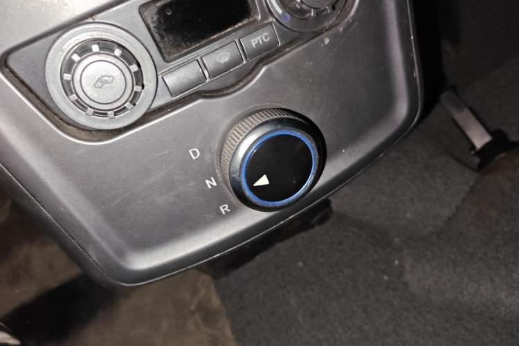 Used Foton Intelligent Blue Elf E7 2022 Standard Model 38.64 kWh Gear Lever
