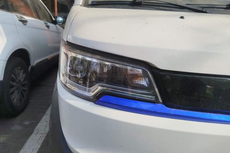 Used Foton Intelligent Blue Elf E7 2022 Standard Model 46.36 kWh Right Front Headlight