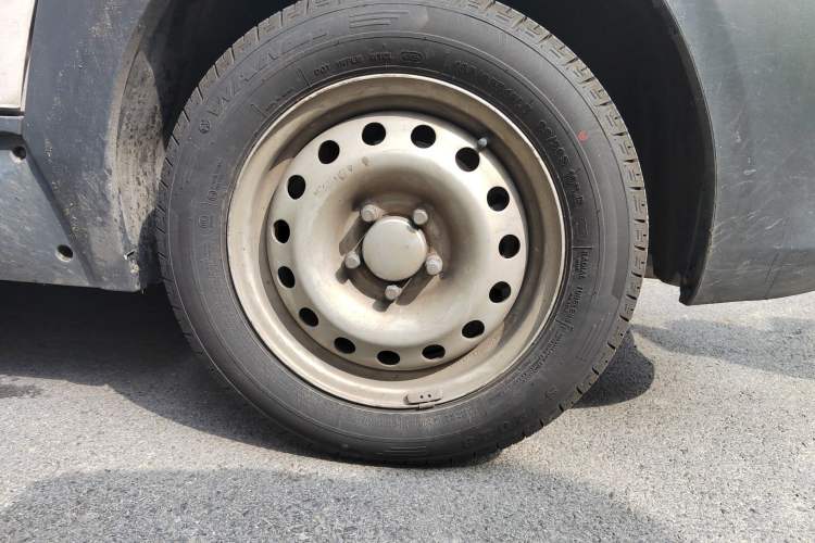 Used Foton Intelligent Blue Elf E7 2022 Standard Model 38.64 kWh Right Front Wheel Hub