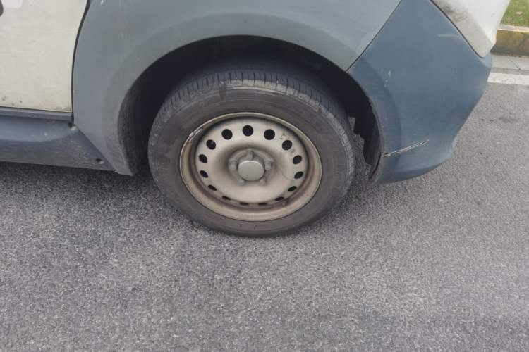Used Foton Intelligent Blue Elf E7 2022 Standard Model 46.36 kWh Right Front Wheel Hub