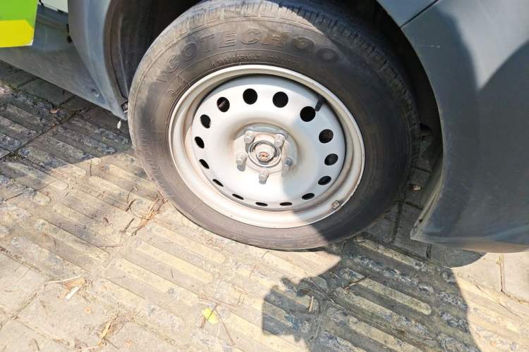 Used Foton Intelligent Blue Elf E7 2023 Pure Electric Van Flat Roof 2 Seats EVE Energy 41.86 kWh Right Front Wheel Hub