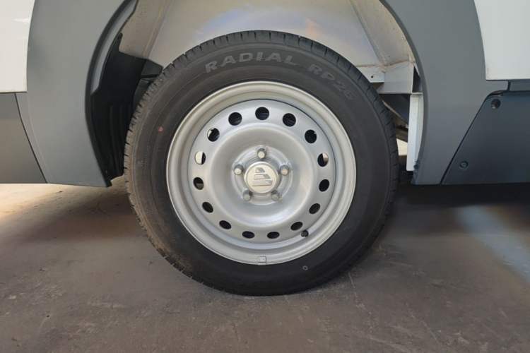 Used Foton Intelligent Blue Elf E7 2023 Pure Electric Van Flat Roof 2 Seats EVE Energy 41.86 kWh Right Rear Wheel Hub