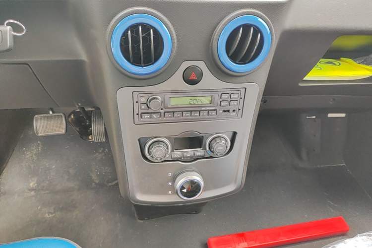 Used Foton Intelligent Blue Elf E7 2024 Facelifted All-Electric Van Flat Roof 2 Seats CATL 46.36 kWh Audio And AC Panel