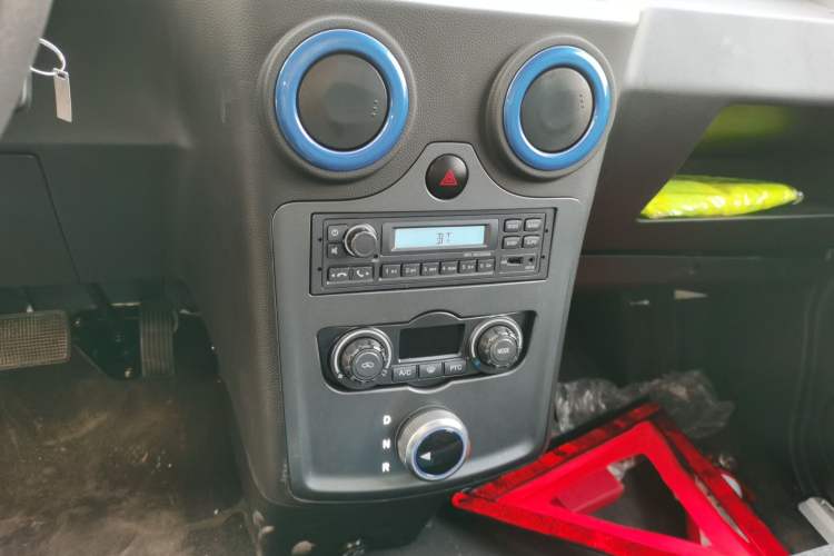 Used Foton Intelligent Blue Elf E7 2024 Facelifted All-Electric Van Flat Roof 2 Seats Evey Lithium Energy 41.86 kWh Audio And AC Panel