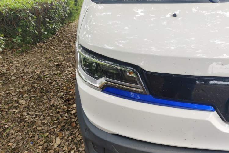 Used Foton Intelligent Blue Elf E7 2024 All-Electric Van Flat Roof 2 Seats CATL 46.36 kWh Right Front Headlight
