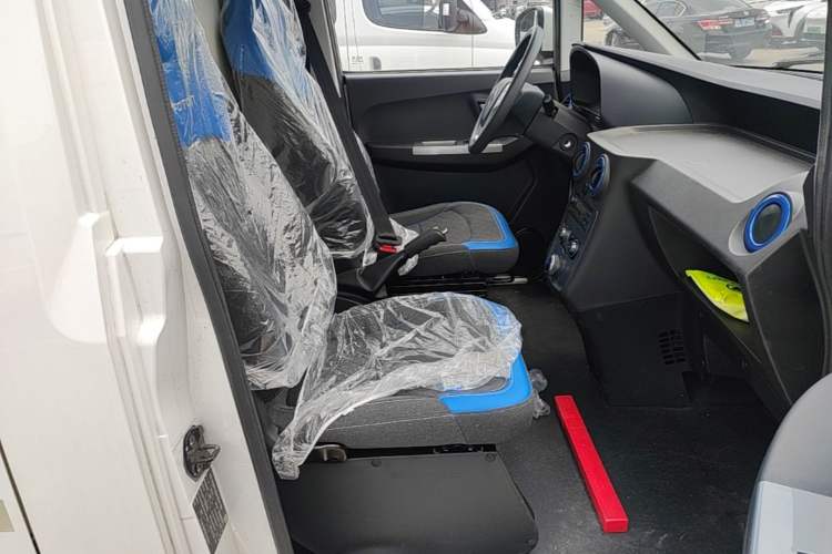 Used Foton Intelligent Blue Elf E7 2024 Facelifted All-Electric Van Flat Roof 2 Seats CATL 46.36 kWh Right Front Seat