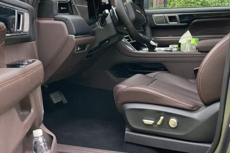 Used Foton Mars 2023 Mars 9 2.0T Diesel Automatic 4x4 Standard-Wheel Luxury Edition Interior 3