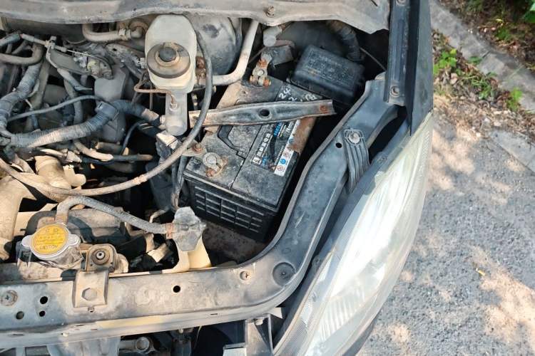 Used Foton MP-X E 2010 2.4L Wealth Express Standard Edition M240L-4G64 Engine Bay Left