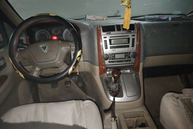 Used Foton MP-X E 2010 2.4L Wealth Express Comfort Edition M240S-4G64 Center Console