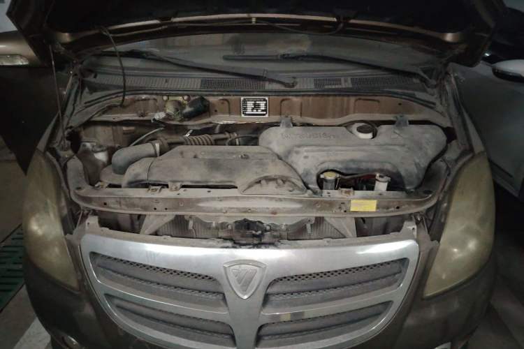 Used Foton MP-X E 2010 2.4L Wealth Express Comfort Edition M240S-4G64 Engine Bay