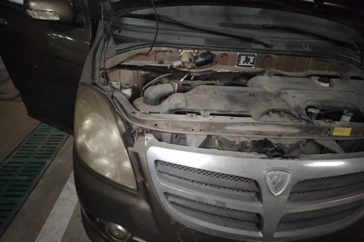 Used Foton MP-X E 2010 2.4L Wealth Express Comfort Edition M240S-4G64 Engine Bay Right