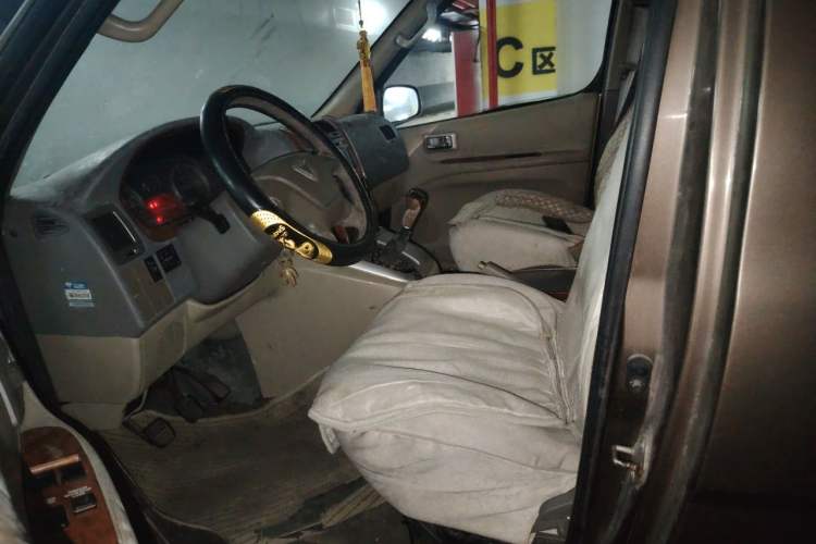 Used Foton MP-X E 2010 2.4L Wealth Express Comfort Edition M240S-4G64 Left Front Seat