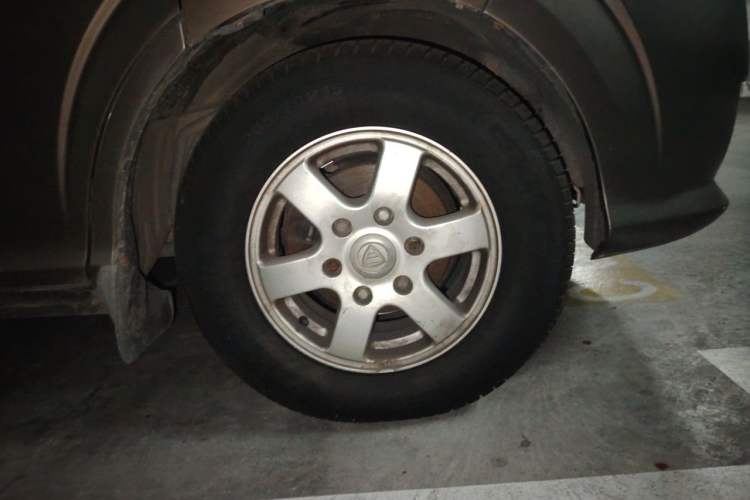 Used Foton MP-X E 2010 2.4L Wealth Express Comfort Edition M240S-4G64 Right Front Wheel Hub
