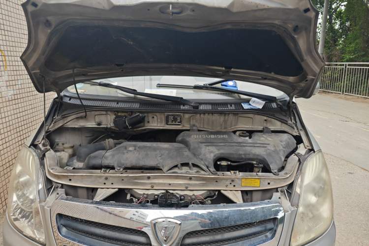 Used Foton MP-X E 2010 2.4L Wealthy Express Comfort Edition M240SL-4G64 Engine Bay