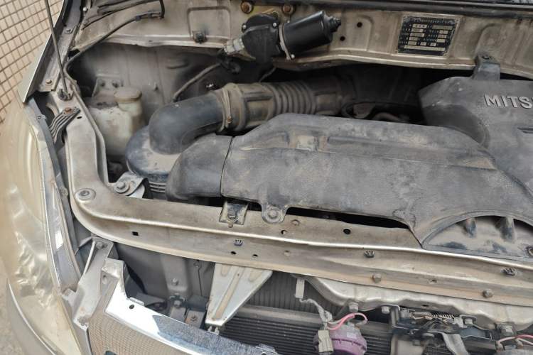 Used Foton MP-X E 2010 2.4L Wealthy Express Comfort Edition M240SL-4G64 Engine Bay Right