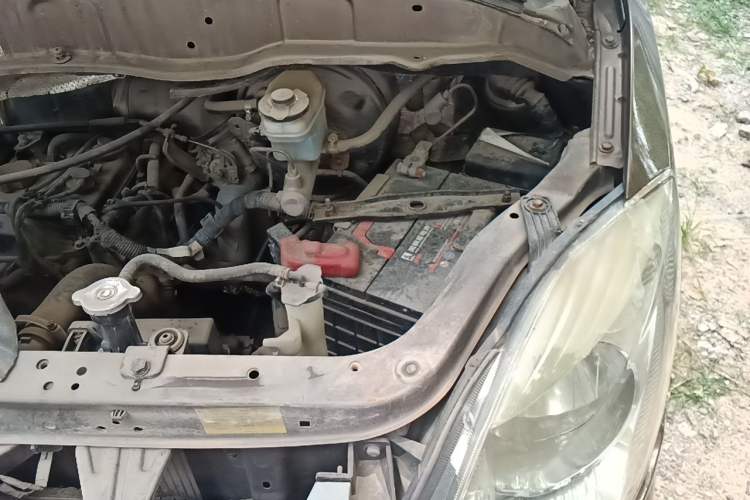 Used Foton MP-X E 2011 2.0L - M200L Wealth Express Classic Edition 4G63S4M Engine Bay Left
