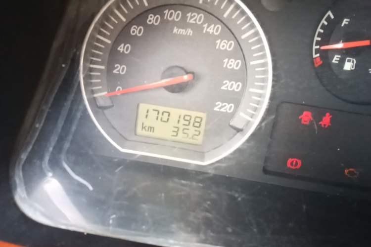 Used Foton MP-X E 2011 2.0L - M200L Wealth Express Classic Edition 4G63S4M Odometer Close Up