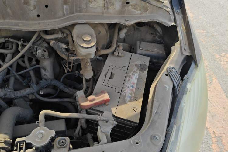 Used Foton MP-X E 2011 2.4L - M240SL Wealth Express Comfort Edition 4G64 Engine Bay Left