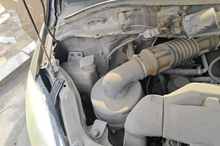 Used Foton MP-X E 2011 2.4L - M240SL Wealth Express Comfort Edition 4G64 Engine Bay Right