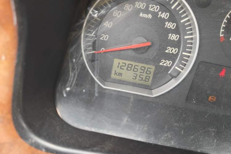 Used Foton MP-X E 2011 2.4L - M240SL Wealth Express Comfort Edition 4G64 Odometer Close Up