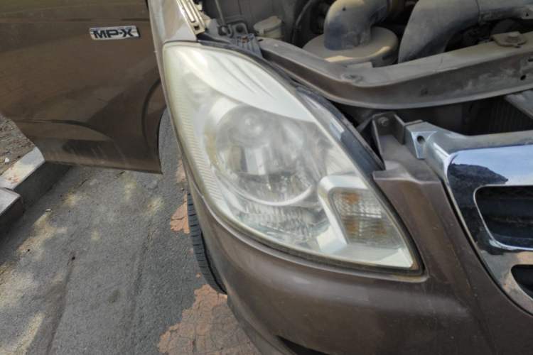 Used Foton MP-X E 2011 2.4L - M240SL Wealth Express Comfort Edition 4G64 Right Front Headlight