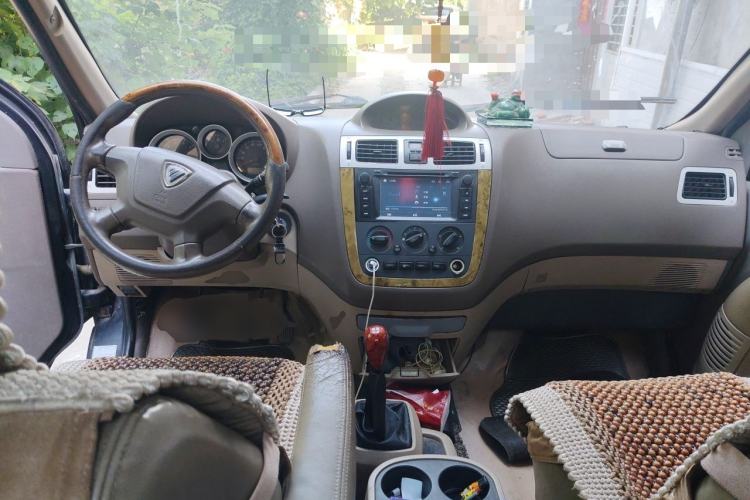 Used Foton MP-X E 2012 2.4L Executive-Class Comfort Version 4G64 Center Console
