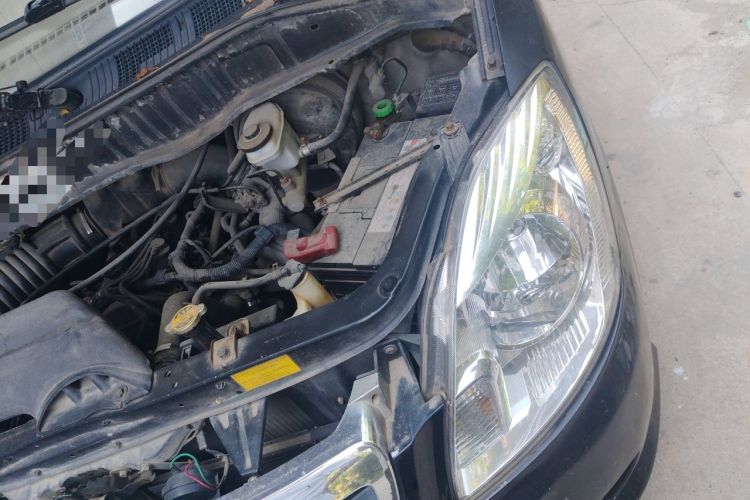 Used Foton MP-X E 2012 2.4L Executive-Class Comfort Version 4G64 Engine Bay Left